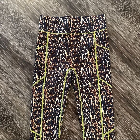 All access Center Stage Pocket Legging in Leopard - Picture 3 of 5